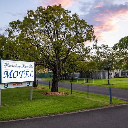 Hawkesbury Race Club Motel Windsor Exterior foto The entrance to the motel