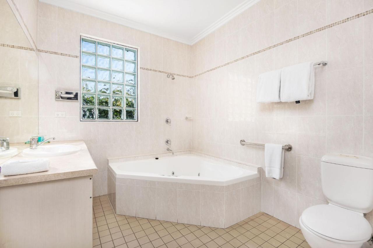Hawkesbury Race Club Motel Windsor Exterior foto A modern bathroom