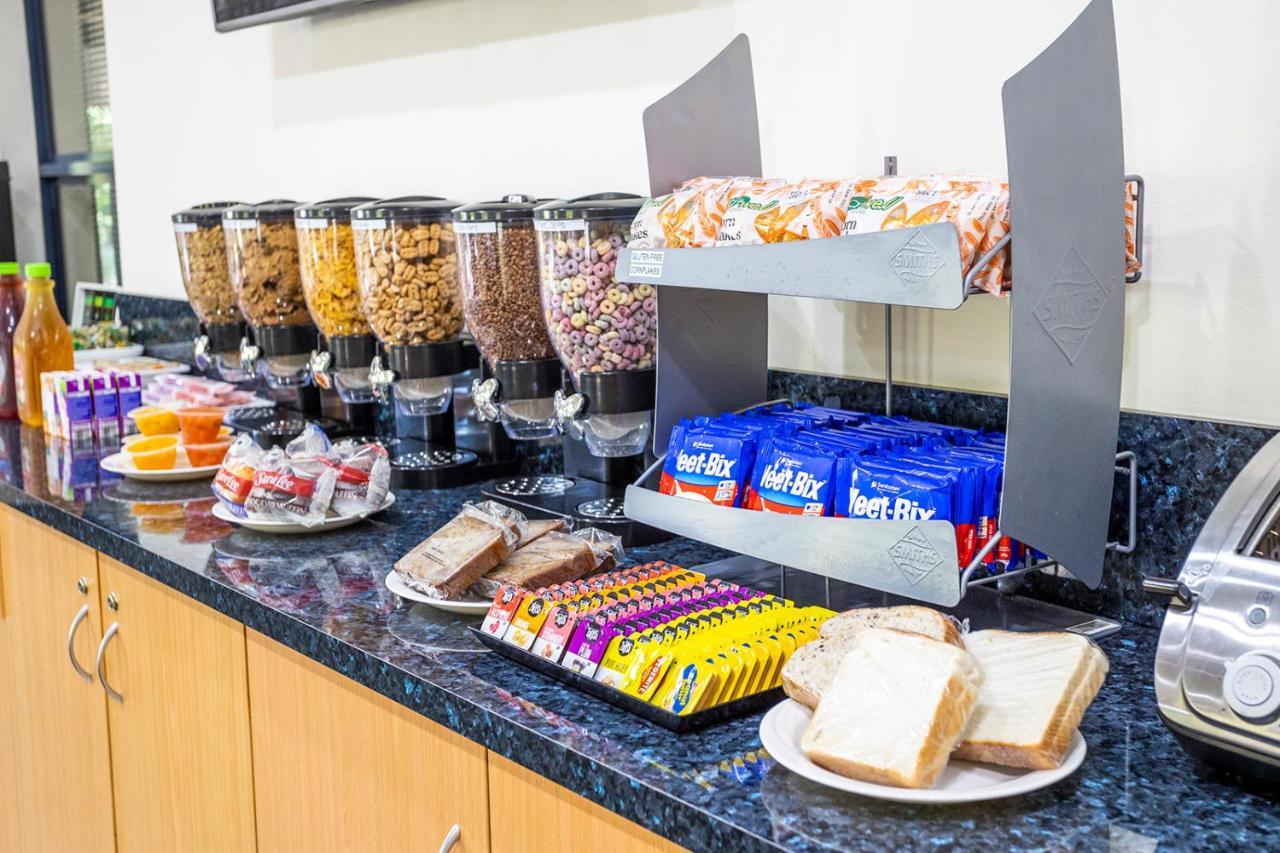 Hawkesbury Race Club Motel Windsor Exterior foto A cereal bar at a hotel