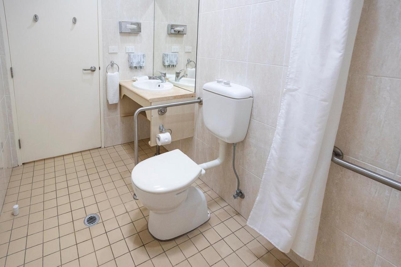 Hawkesbury Race Club Motel Windsor Exterior foto Bathroom in a hotel