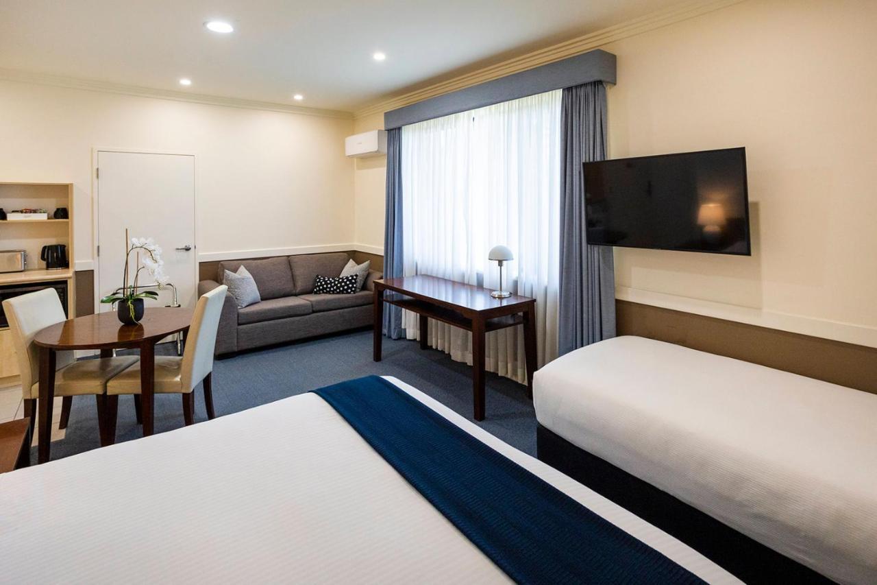 Hawkesbury Race Club Motel Windsor Exterior foto A room at the hotel
