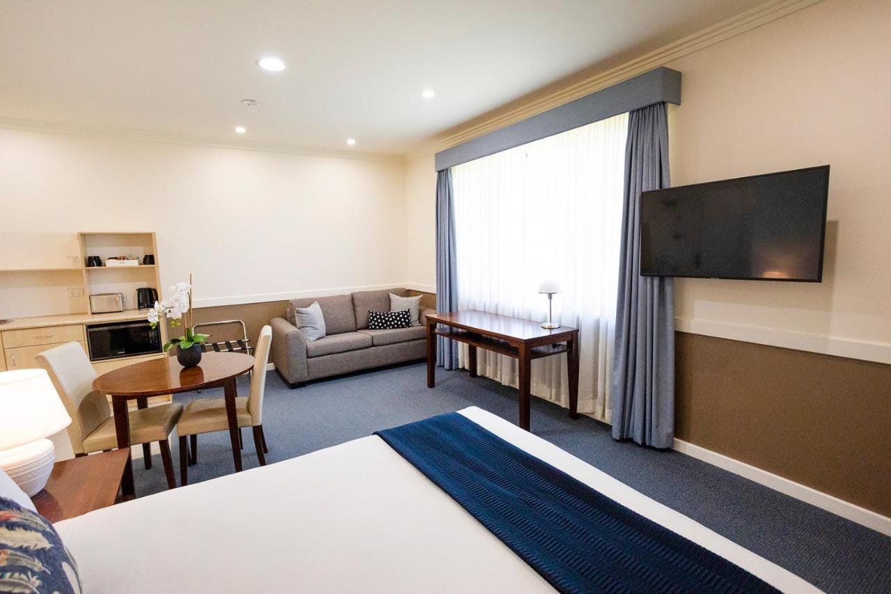 Hawkesbury Race Club Motel Windsor Exterior foto A suite at the hotel