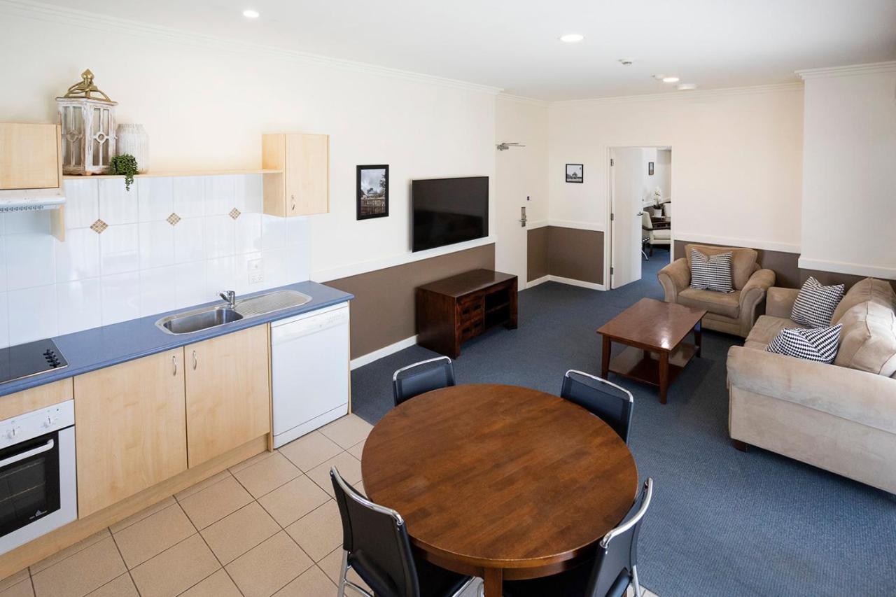 Hawkesbury Race Club Motel Windsor Exterior foto A typical apartment at the University of Tasmania's New College