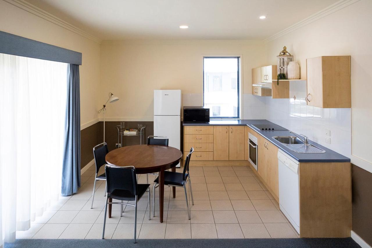 Hawkesbury Race Club Motel Windsor Exterior foto A typical kitchen in a student apartment