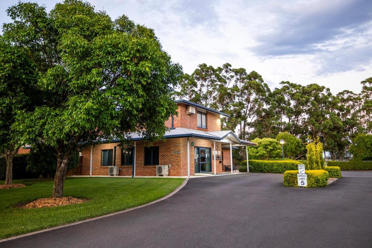 Hawkesbury Race Club Motel Windsor Exterior foto The main entrance to the school