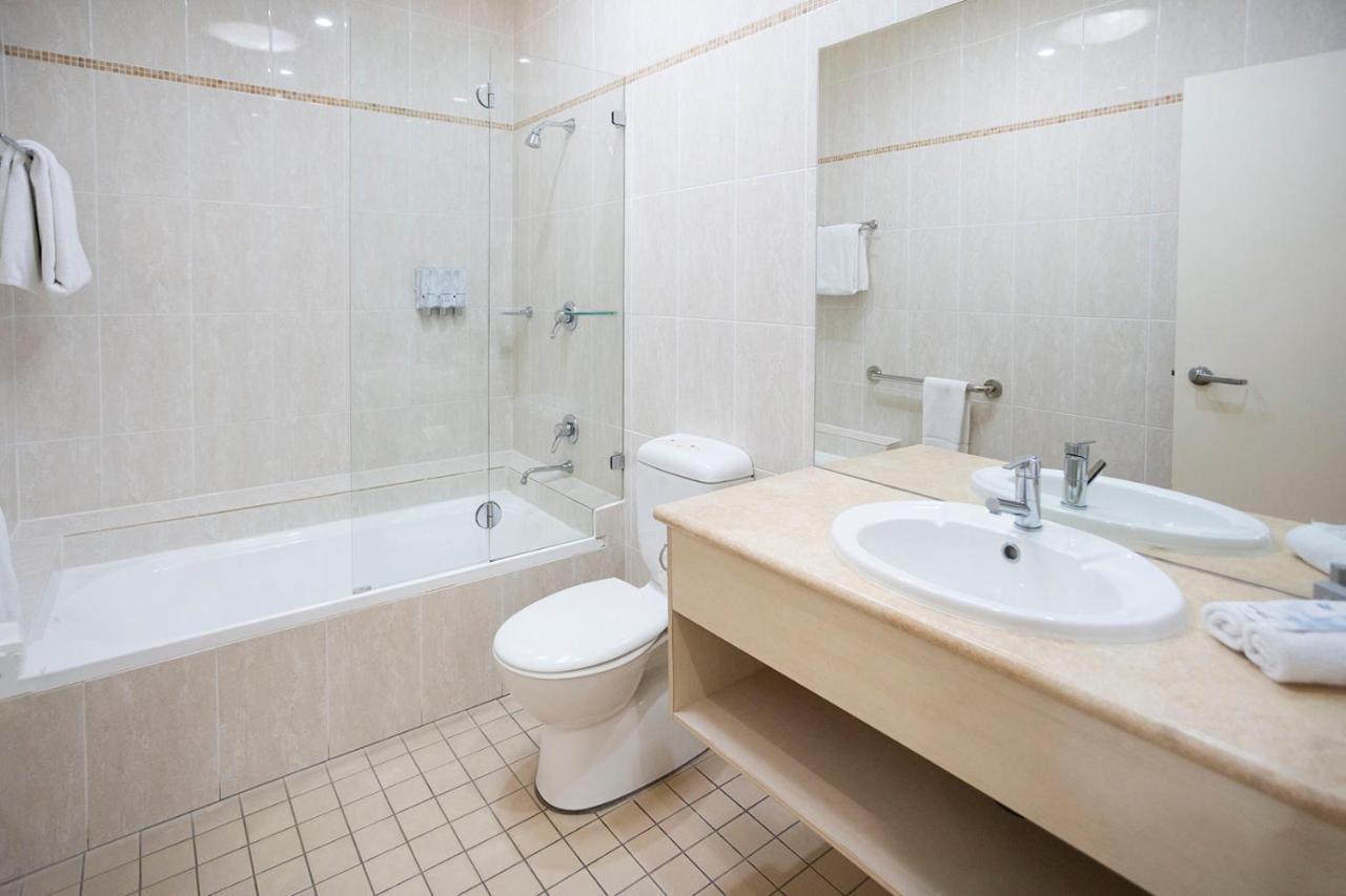 Hawkesbury Race Club Motel Windsor Exterior foto Bathroom with shower enclosure